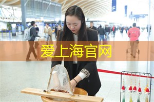 晚上的艺术装置与街头互动